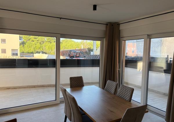 Chorvátsko , ostrov Vir - Na predaj zariadený 3-izbový apartmán so záhradou!