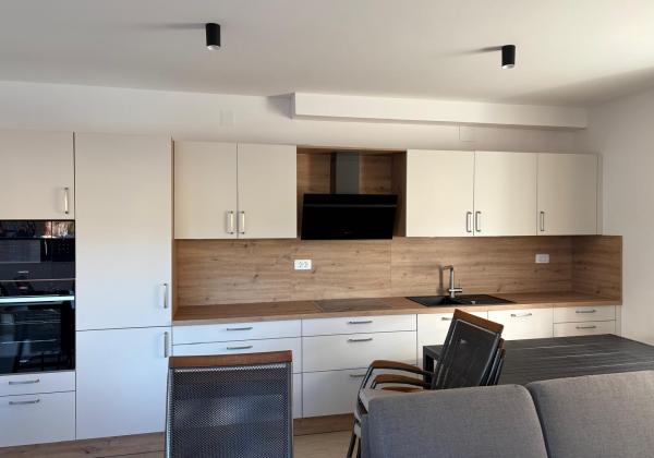 Chorvátsko , ostrov Vir - Na predaj zariadený 3-izbový apartmán so záhradou!