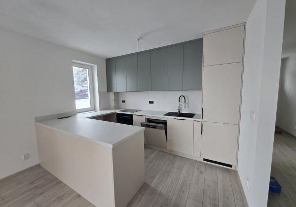 SLNEČNÝ 3-IZBOVÝ BYT V NOVOSTAVBE S PRÉMIOVOU KUCHYŇOU A PARKOVANÍM