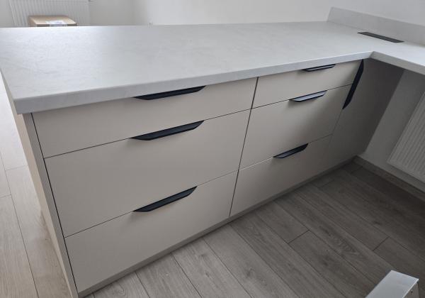 SLNEČNÝ 3-IZBOVÝ BYT V NOVOSTAVBE S PRÉMIOVOU KUCHYŇOU A PARKOVANÍM