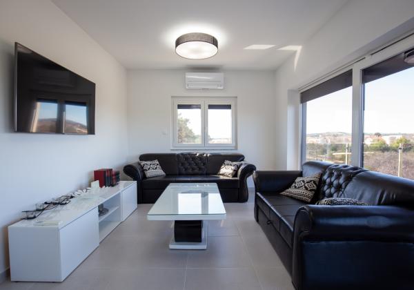 Na predaj: Priestranný 4 izbový apartmán na ostrove Vir v Chorvátsku