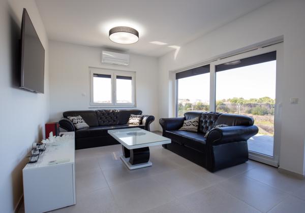 Na predaj: Priestranný 4 izbový apartmán na ostrove Vir v Chorvátsku