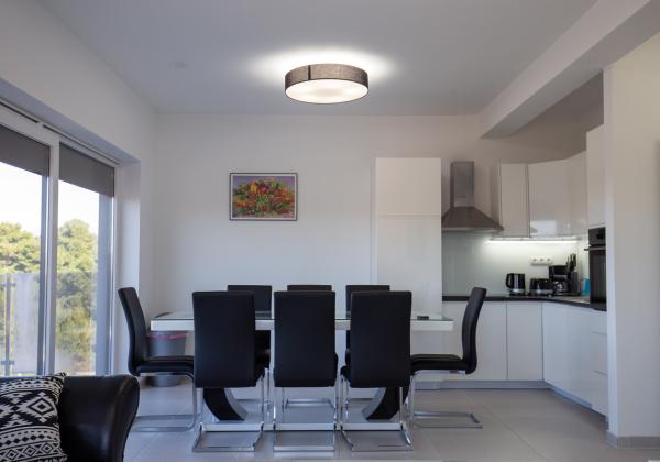 Na predaj: Priestranný 4 izbový apartmán na ostrove Vir v Chorvátsku