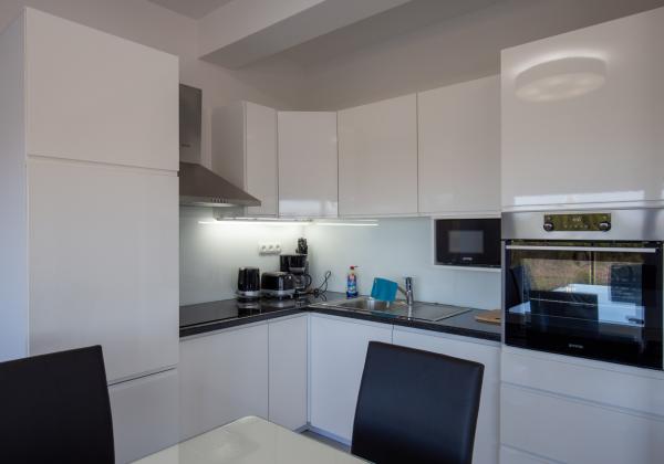 Na predaj: Priestranný 4 izbový apartmán na ostrove Vir v Chorvátsku