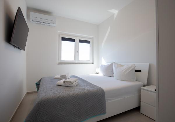 Na predaj: Priestranný 4 izbový apartmán na ostrove Vir v Chorvátsku