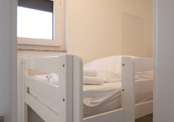 Na predaj: Priestranný 4 izbový apartmán na ostrove Vir v Chorvátsku