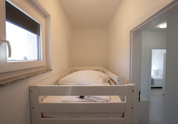 Na predaj: Priestranný 4 izbový apartmán na ostrove Vir v Chorvátsku