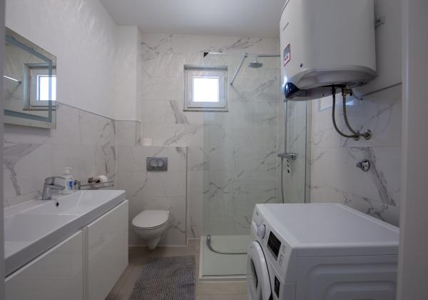 Na predaj: Priestranný 4 izbový apartmán na ostrove Vir v Chorvátsku