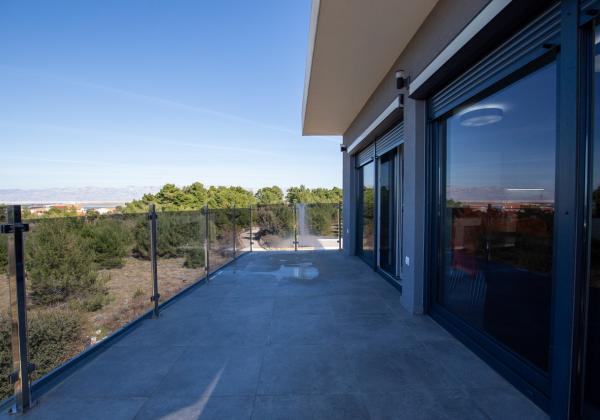 Na predaj: Priestranný 4 izbový apartmán na ostrove Vir v Chorvátsku