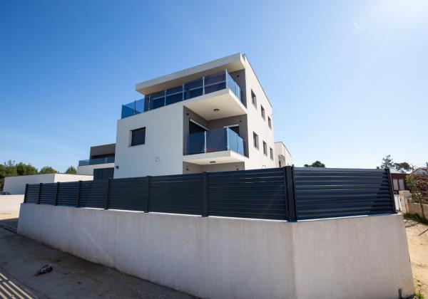 Na predaj: Priestranný 4 izbový apartmán na ostrove Vir v Chorvátsku