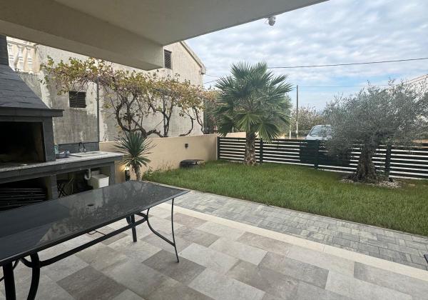 Chorvátsko - Apartmán 3x spálňa so záhradou a zariadením. V ponuke len u Nás