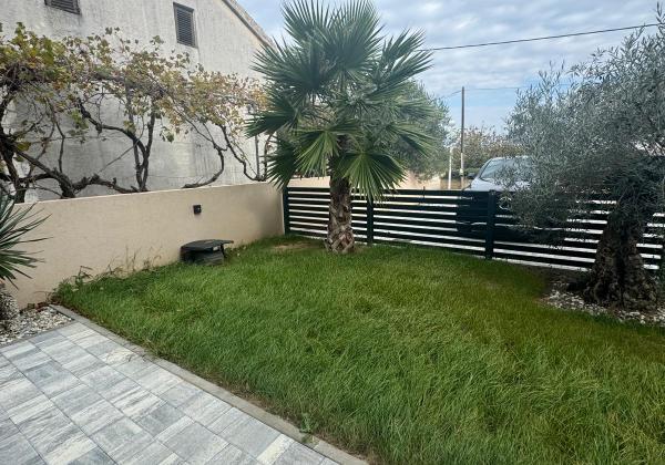 Chorvátsko - Apartmán 3x spálňa so záhradou a zariadením. V ponuke len u Nás