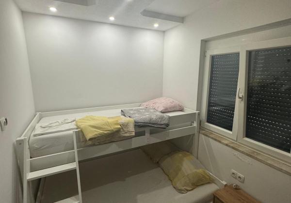 Chorvátsko - Apartmán 3x spálňa so záhradou a zariadením. V ponuke len u Nás