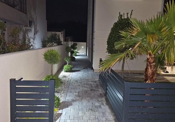 Chorvátsko - Apartmán 3x spálňa so záhradou a zariadením. V ponuke len u Nás