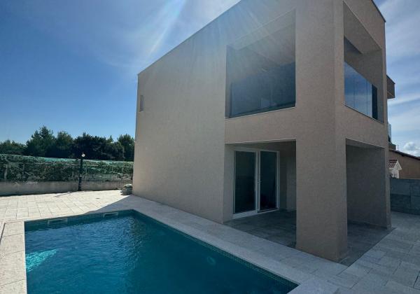 Chorvátsko : Nádherný dom s bazénom a panoramatickým výhľadom na more – Ostrov Vir!