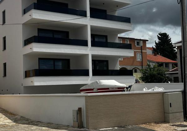 Chorvátsko - Novostavba apartmánu 100m od mora - Sveti Filip Jakov v ponuke len u Nás