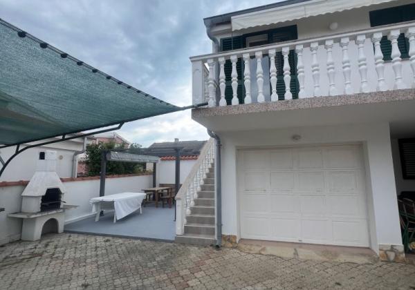 Chorvátsko, ostrov Vir -  Na predaj komplentne zariadený apartmán, len 30 m od mora!