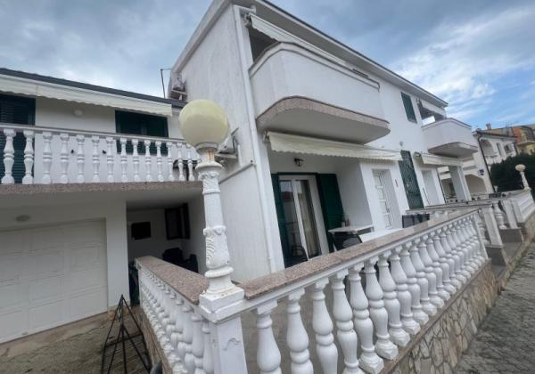 Chorvátsko, ostrov Vir -  Na predaj komplentne zariadený apartmán, len 30 m od mora!