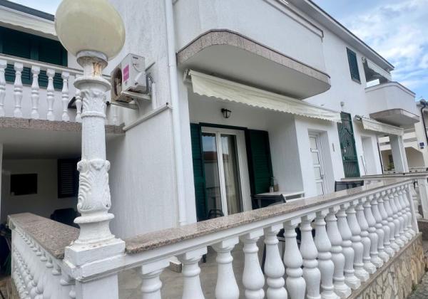 Chorvátsko, ostrov Vir -  Na predaj komplentne zariadený apartmán, len 30 m od mora!