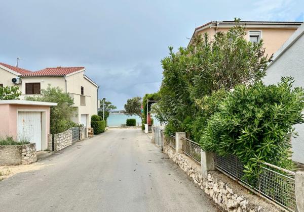 Chorvátsko, ostrov Vir -  Na predaj komplentne zariadený apartmán, len 30 m od mora!