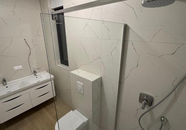 Chorvátsko- Na predaj dom s 2x apartmán s bazéno a strešnou terasou s výhľadom na more len 250m od pláže