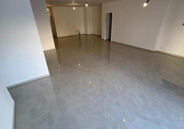 Chorvátsko- Na predaj dom s 2x apartmán s bazéno a strešnou terasou s výhľadom na more len 250m od pláže