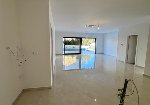 Chorvátsko- Na predaj dom s 2x apartmán s bazéno a strešnou terasou s výhľadom na more len 250m od pláže