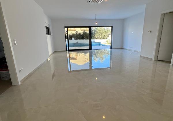 Chorvátsko- Na predaj dom s 2x apartmán s bazéno a strešnou terasou s výhľadom na more len 250m od pláže