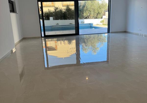 Chorvátsko- Na predaj dom s 2x apartmán s bazéno a strešnou terasou s výhľadom na more len 250m od pláže