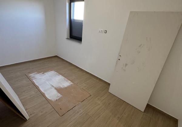 Chorvátsko- Na predaj dom s 2x apartmán s bazéno a strešnou terasou s výhľadom na more len 250m od pláže