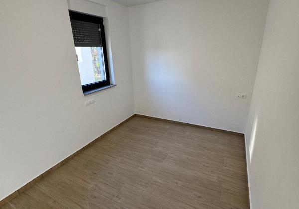 Chorvátsko- Na predaj dom s 2x apartmán s bazéno a strešnou terasou s výhľadom na more len 250m od pláže