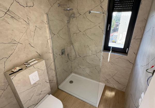 Chorvátsko- Na predaj dom s 2x apartmán s bazéno a strešnou terasou s výhľadom na more len 250m od pláže