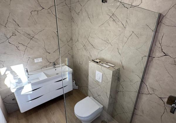 Chorvátsko- Na predaj dom s 2x apartmán s bazéno a strešnou terasou s výhľadom na more len 250m od pláže