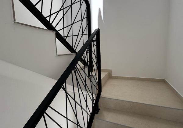 Chorvátsko- Na predaj dom s 2x apartmán s bazéno a strešnou terasou s výhľadom na more len 250m od pláže