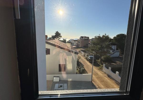 Chorvátsko- Na predaj dom s 2x apartmán s bazéno a strešnou terasou s výhľadom na more len 250m od pláže