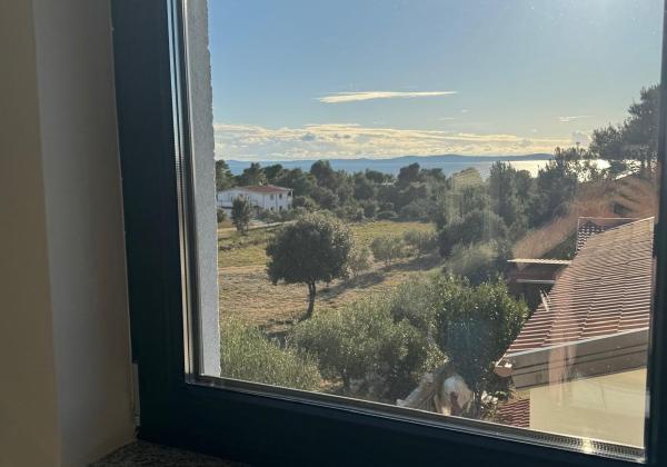 Chorvátsko- Na predaj dom s 2x apartmán s bazéno a strešnou terasou s výhľadom na more len 250m od pláže