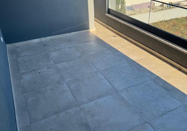 Chorvátsko- Na predaj dom s 2x apartmán s bazéno a strešnou terasou s výhľadom na more len 250m od pláže