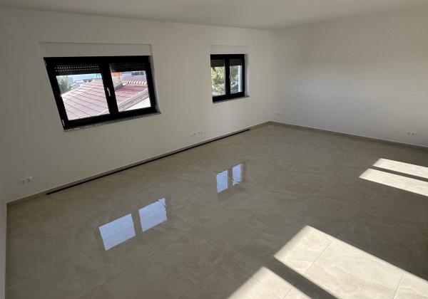 Chorvátsko- Na predaj dom s 2x apartmán s bazéno a strešnou terasou s výhľadom na more len 250m od pláže