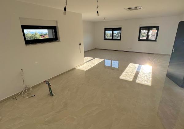 Chorvátsko- Na predaj dom s 2x apartmán s bazéno a strešnou terasou s výhľadom na more len 250m od pláže