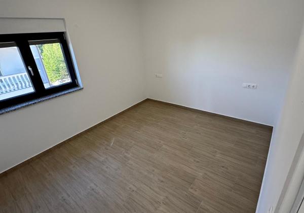 Chorvátsko- Na predaj dom s 2x apartmán s bazéno a strešnou terasou s výhľadom na more len 250m od pláže