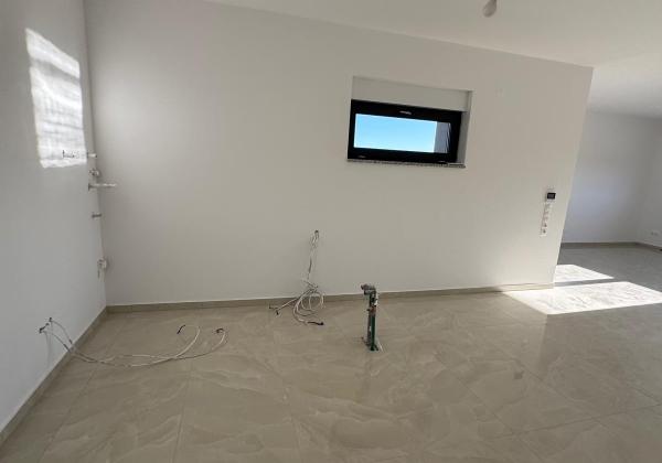 Chorvátsko- Na predaj dom s 2x apartmán s bazéno a strešnou terasou s výhľadom na more len 250m od pláže