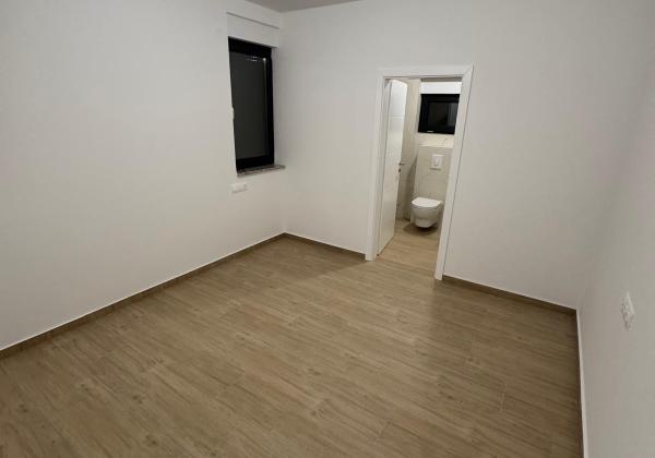 Chorvátsko- Na predaj dom s 2x apartmán s bazéno a strešnou terasou s výhľadom na more len 250m od pláže