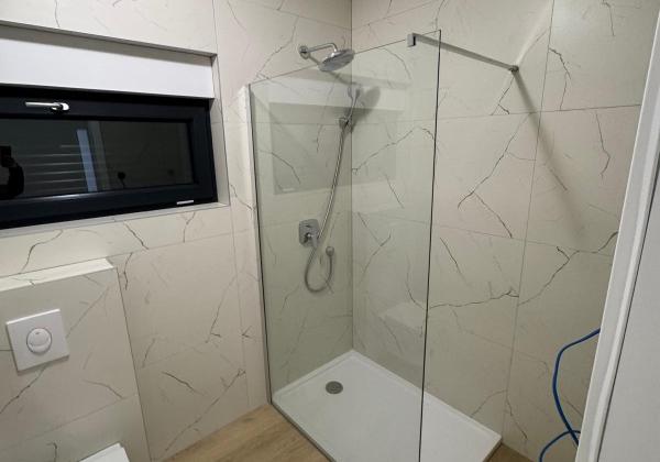 Chorvátsko- Na predaj dom s 2x apartmán s bazéno a strešnou terasou s výhľadom na more len 250m od pláže