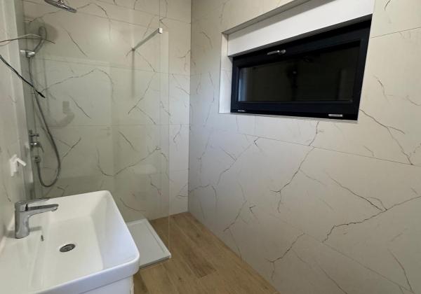 Chorvátsko- Na predaj dom s 2x apartmán s bazéno a strešnou terasou s výhľadom na more len 250m od pláže