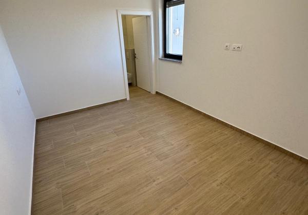 Chorvátsko- Na predaj dom s 2x apartmán s bazéno a strešnou terasou s výhľadom na more len 250m od pláže