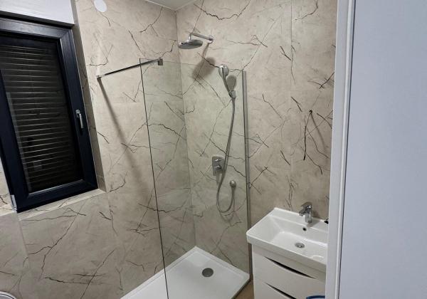 Chorvátsko- Na predaj dom s 2x apartmán s bazéno a strešnou terasou s výhľadom na more len 250m od pláže