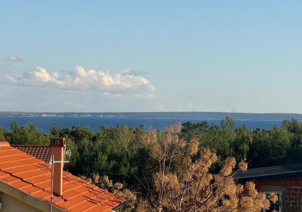 Chorvátsko- Na predaj dom s 2x apartmán s bazéno a strešnou terasou s výhľadom na more len 250m od pláže