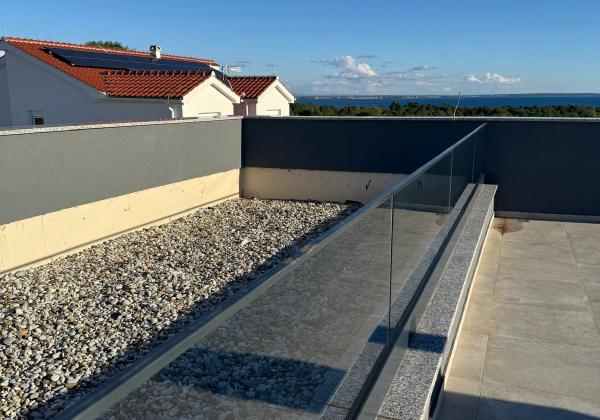 Chorvátsko- Na predaj dom s 2x apartmán s bazéno a strešnou terasou s výhľadom na more len 250m od pláže