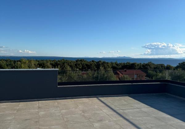 Chorvátsko- Na predaj dom s 2x apartmán s bazéno a strešnou terasou s výhľadom na more len 250m od pláže