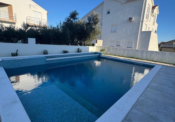 Chorvátsko- Na predaj dom s 2x apartmán s bazéno a strešnou terasou s výhľadom na more len 250m od pláže